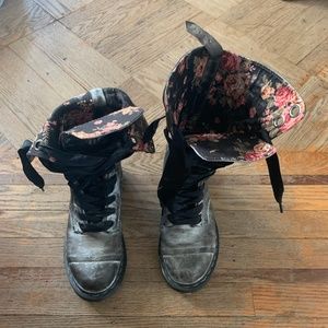 Womens dr. martens triumph fold